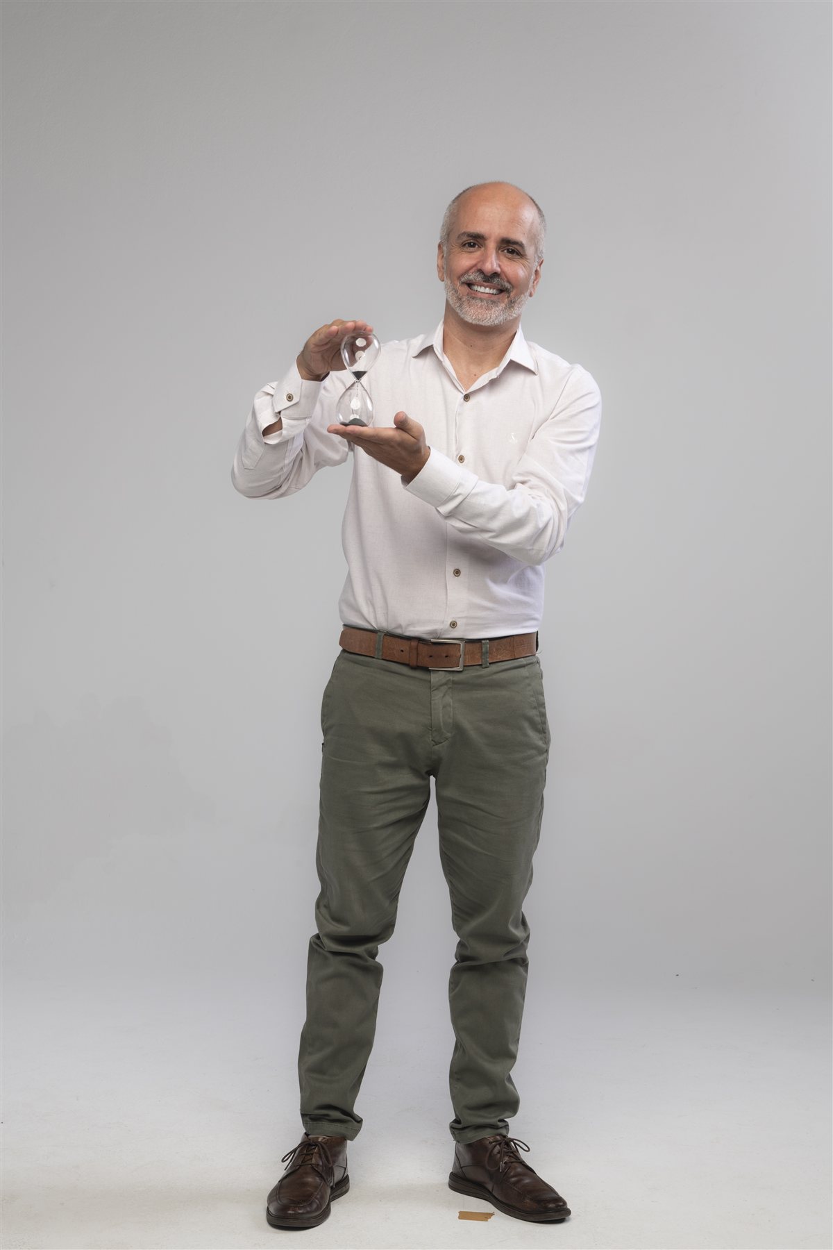 Giuliano Caldeira segurando uma ampulheta